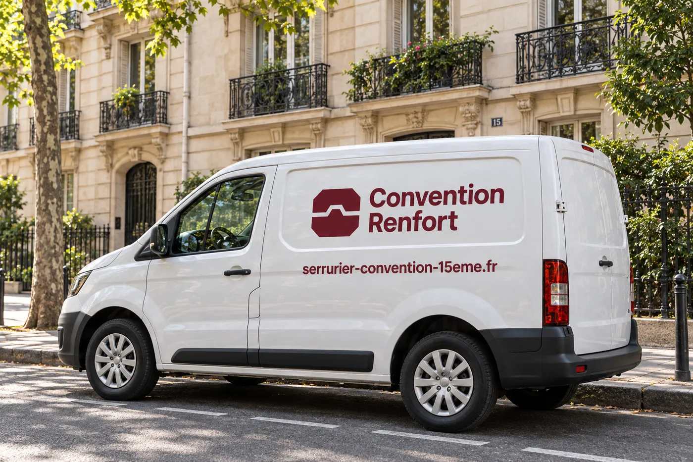 Camionnette blanche aux couleurs de Convention Renfort garée dans une rue du 15e arrondissement