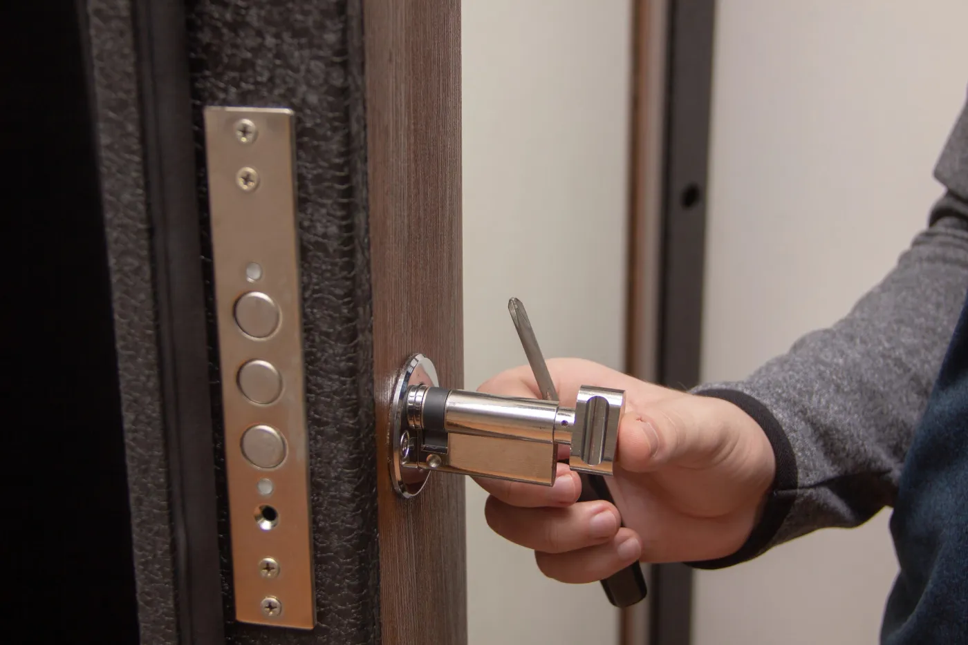 Pose d'une porte blindée et d'une serrure de sécurité dans un immeuble du 15e arrondissement de Paris