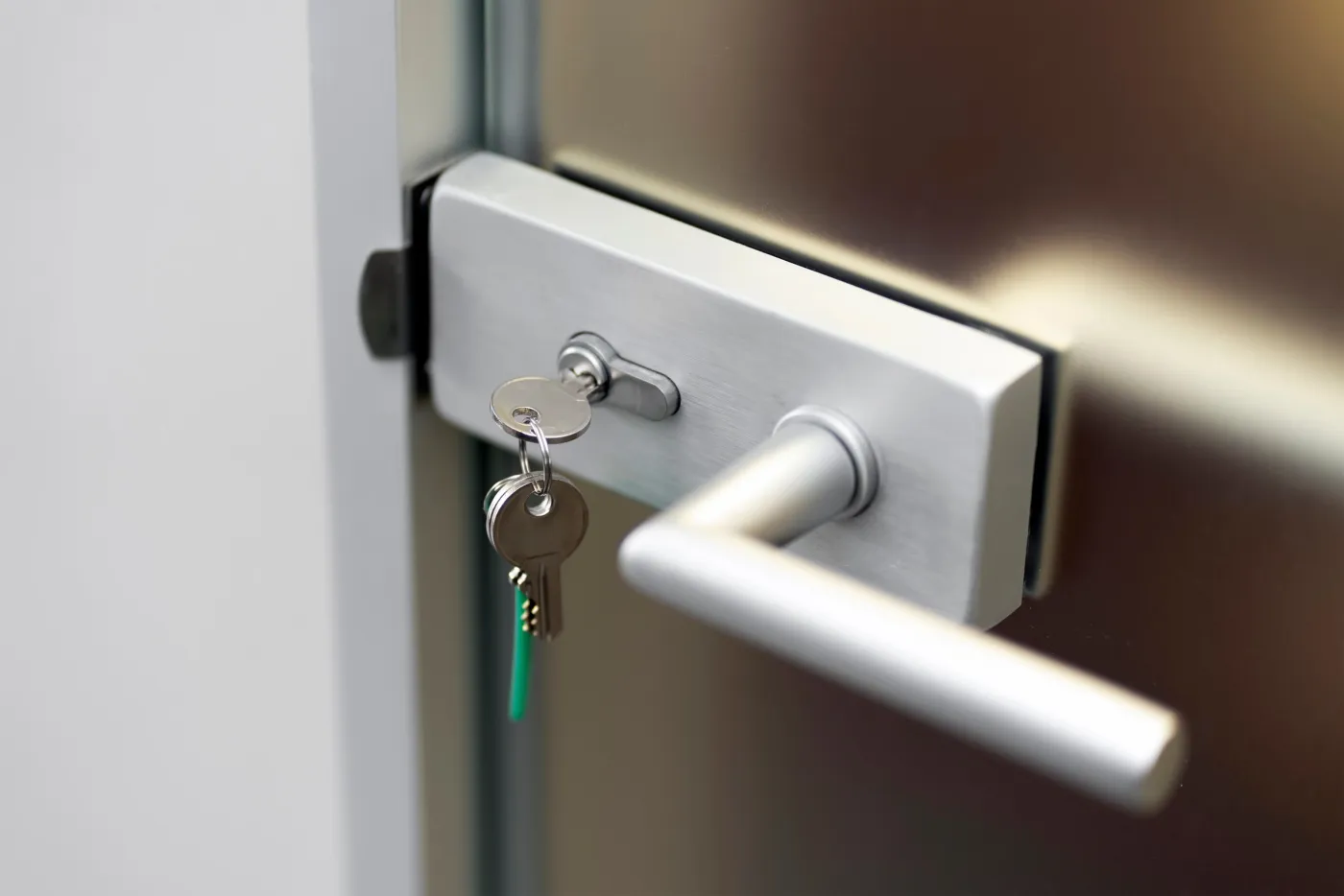 Pose d'une serrure multipoint sur une porte d'entrée dans le quartier Convention, Paris 15e